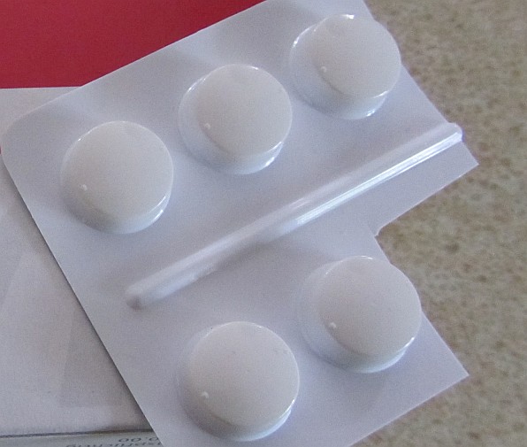 Neben vieler Lebensmittel die Titandioxid E171 enthalten, findet der Zusatzstoff vor allem auch in Medikamenten und Kosmetikartikeln sowie Nahrungsergänzungsmitteln Verwendung
